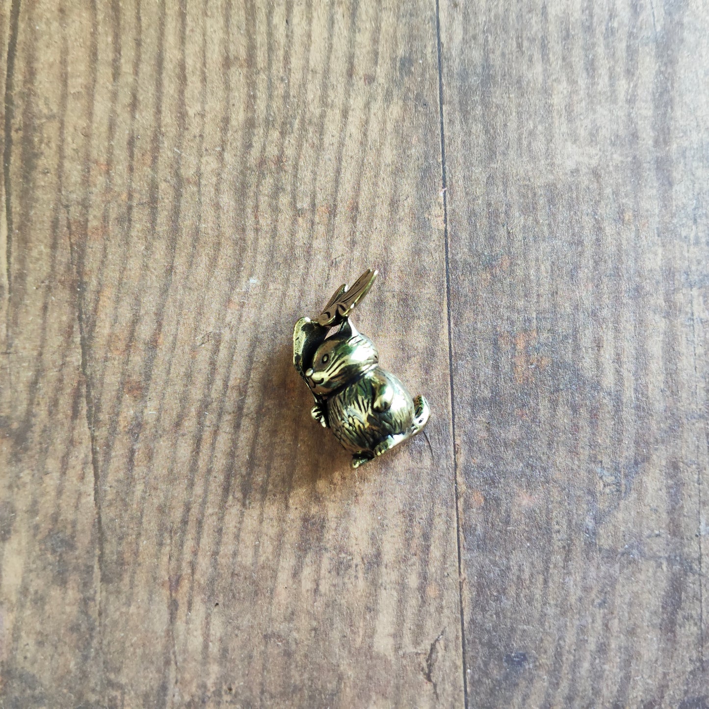 Figurine Chat mignon et feuille animal laiton