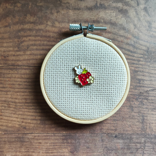 Pin's Lapin blanc et fruit fraise rouge