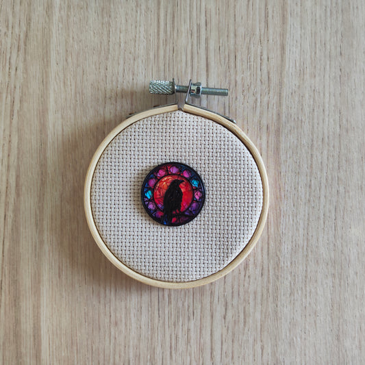 Pin's Oiseau Corbeau Rond centre Rouge Animal