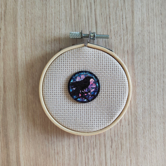 Pin's Oiseau Corbeau Rond Violet Bleu