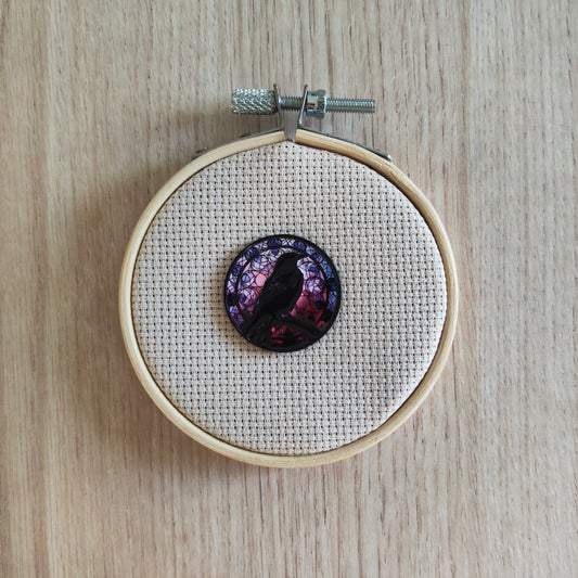 Pin's Animal Oiseau Corbeau Noir Rond Violet Rose