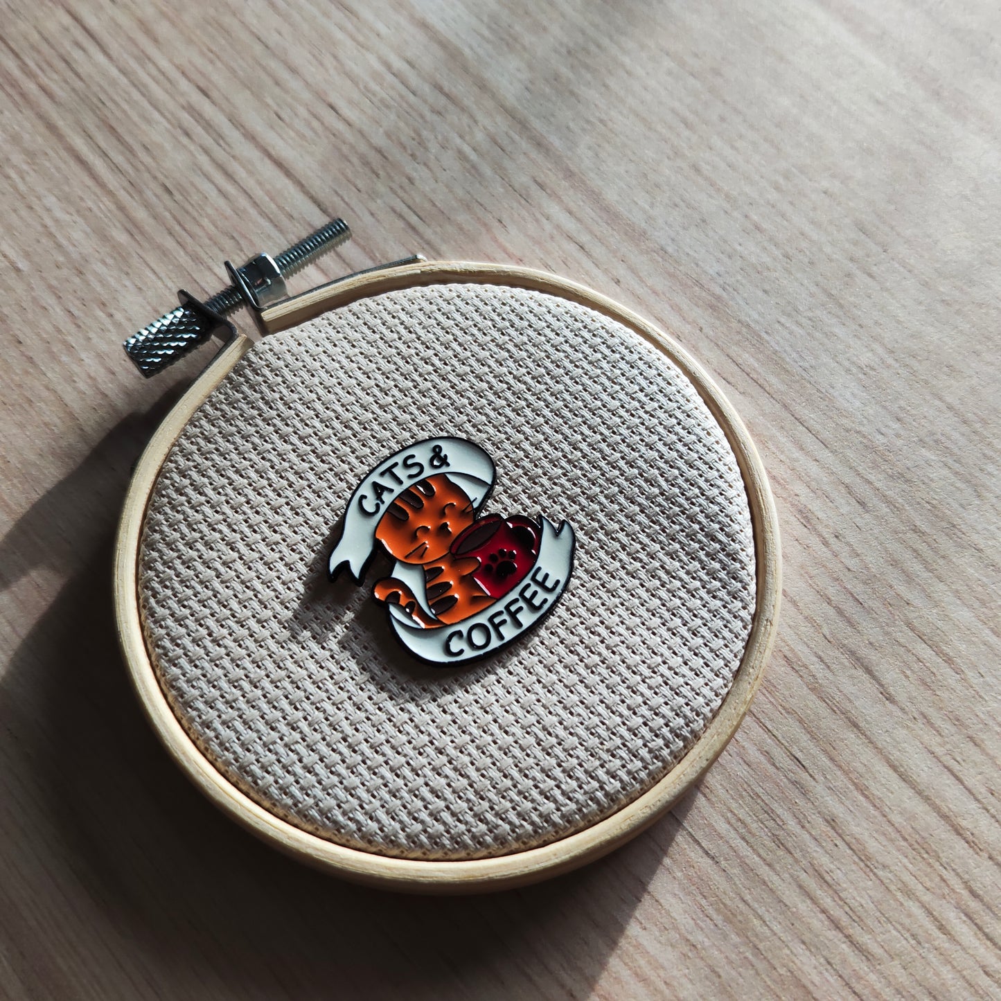 Pin's chat mug rouge café