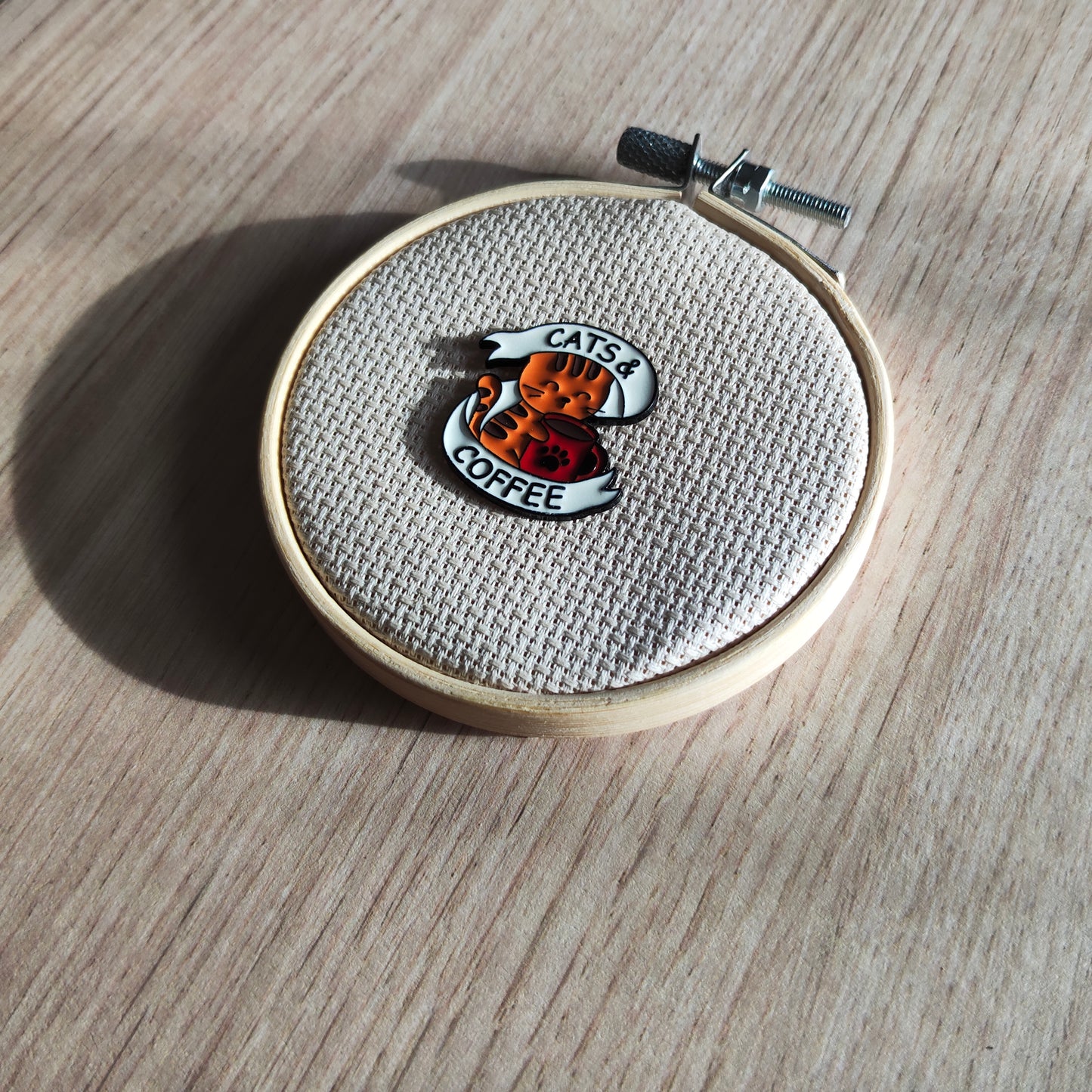 Pin's chat mug rouge café
