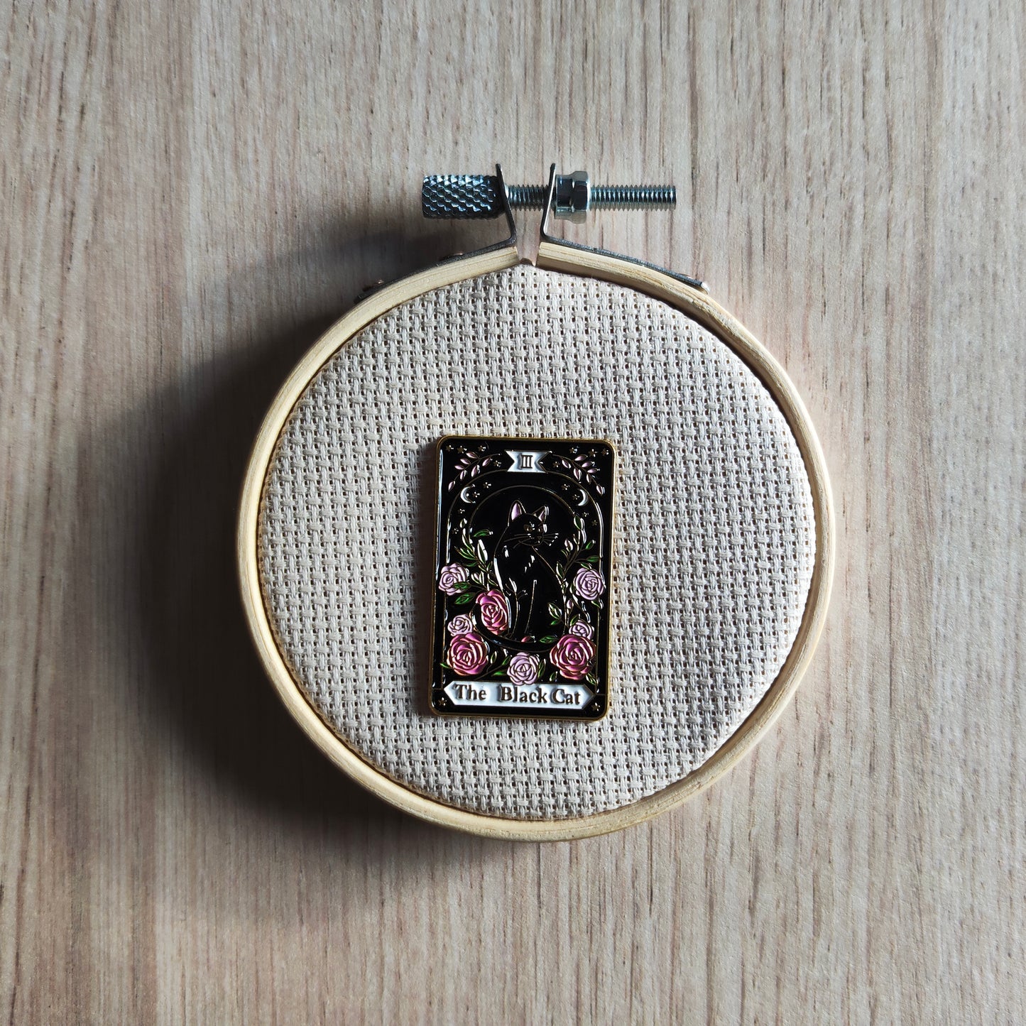 Pin's carte tarot chat noir fleurs rose