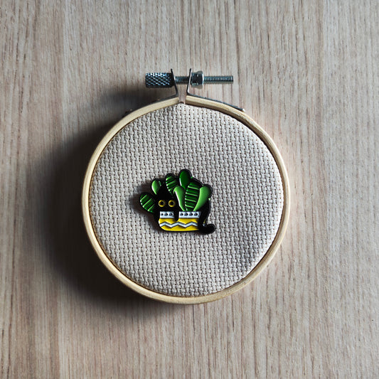 Pin's chat noir dans plante