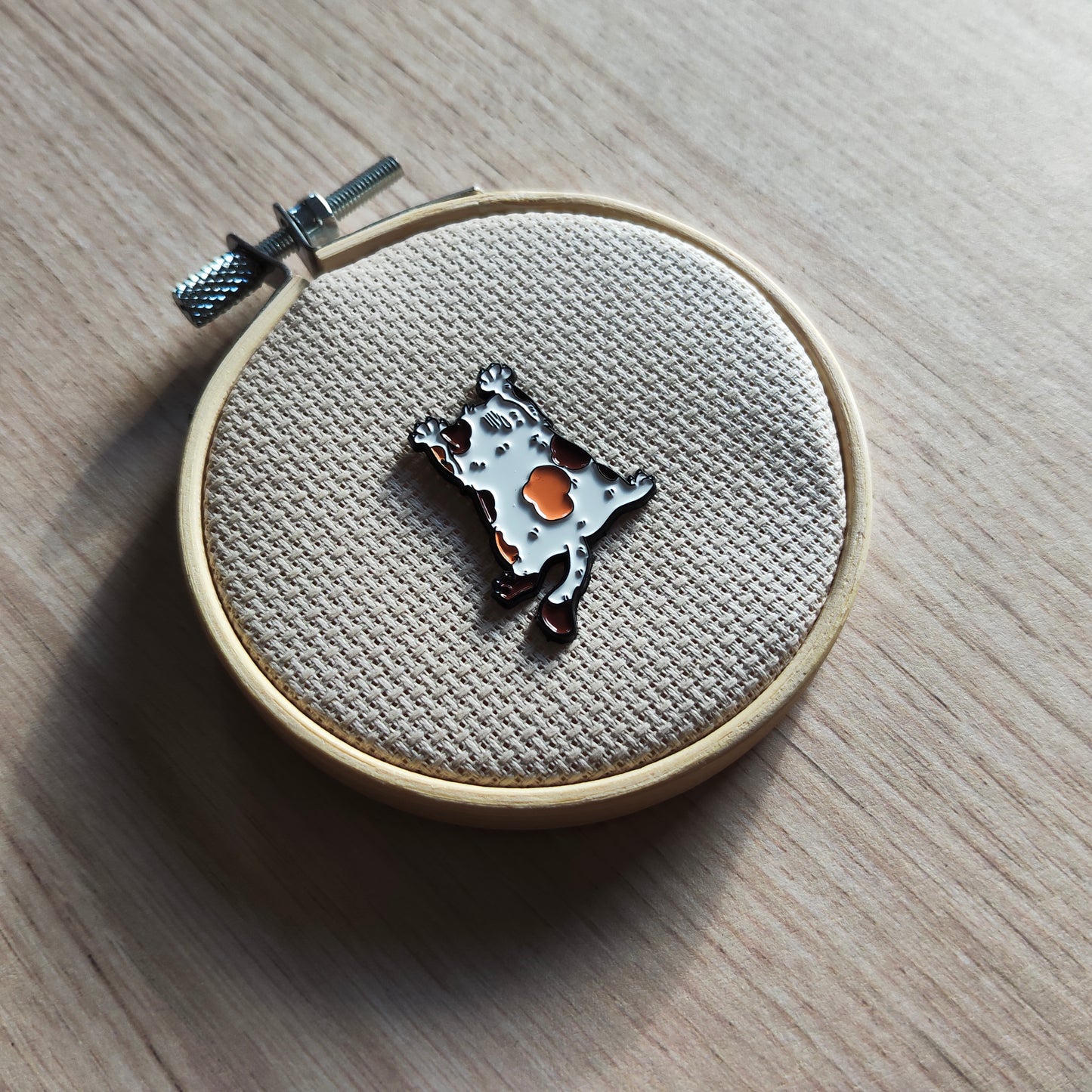 Pin's Chat Dos tricolore Animal Mignon