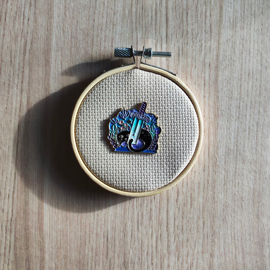 Pin's Chat Noir Féerique épée Bleu Violet