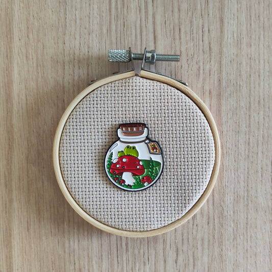 Pin's bouteille fiole champignon rouge et grenouille