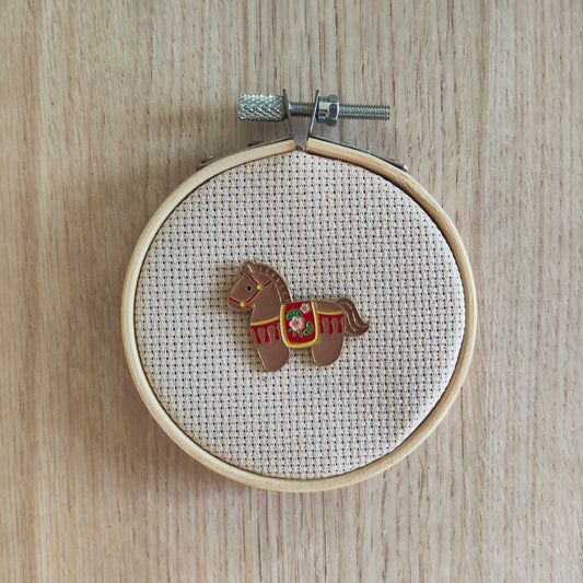 Pin's cheval marron fleur animal