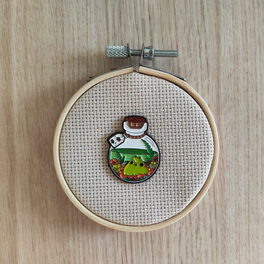 Pin's bouteille fiole grenouille fleurs