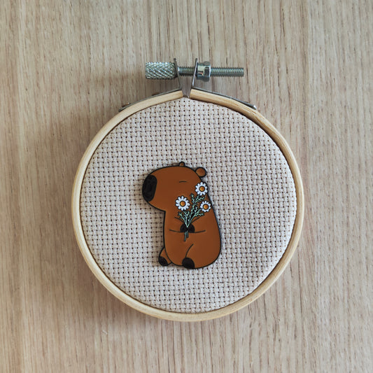 Pin's capybara animal fleurs marguerite