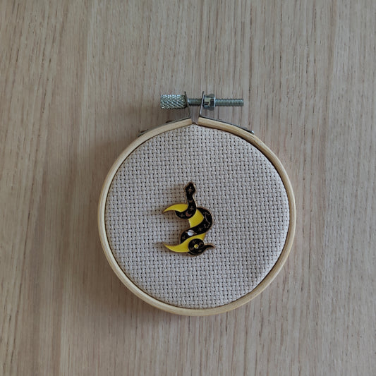 Pin's serpent noir et lune