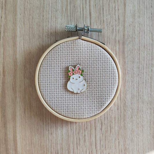 Pin's lapin blanc et fleurs rose