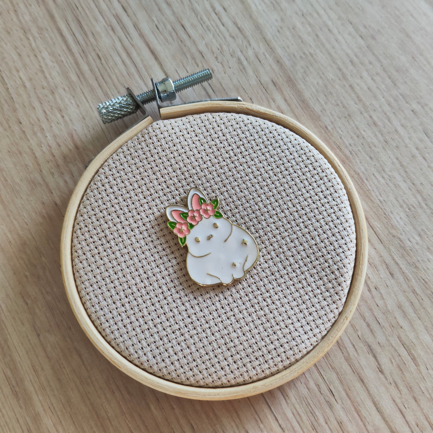 Pin's lapin blanc et fleurs rose