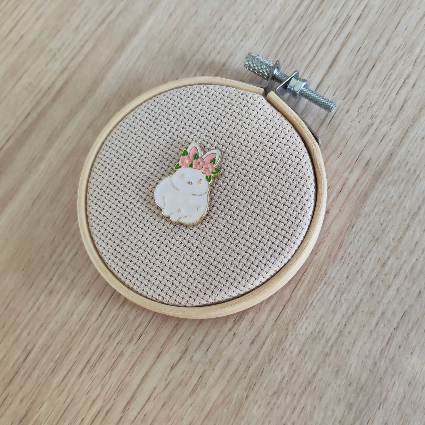 Pin's lapin blanc et fleurs rose