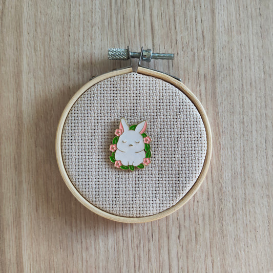 Pin's lapin blanc couronne fleur feuille