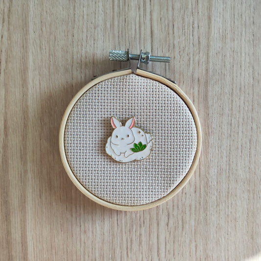 Pin's lapin blanc feuilles coussin