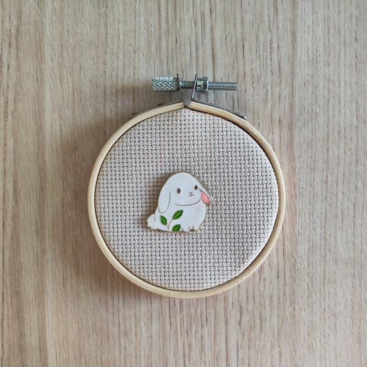 Pin's lapin blanc et feuillages vert