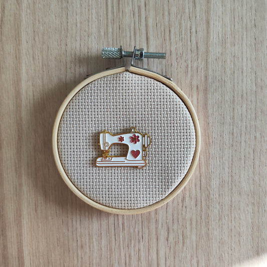 Pin's Machine à coudre Blanc Fleur Cœur