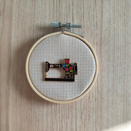 Pin's Machine à coudre Noir Fleurs