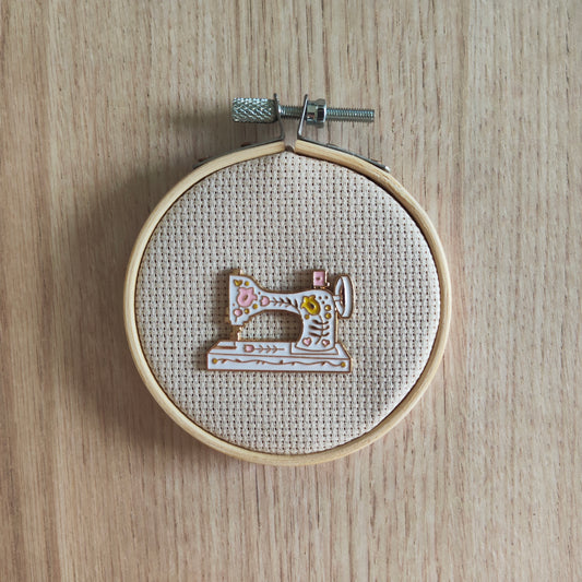 Pin's Machine à coudre Blanc Fleurs
