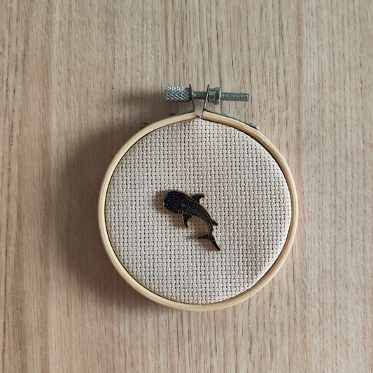 Pin's requin baleine noir or animal marin