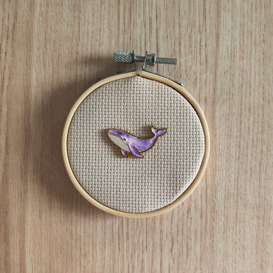 Pin's Baleine violet parme étoile Animal marin