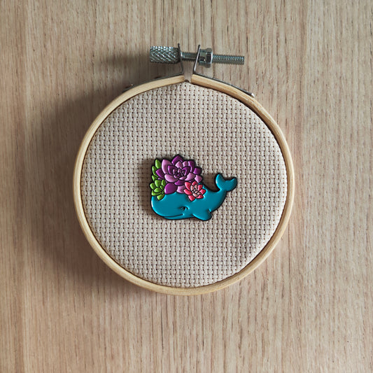 Pin's baleine bleu et fleurs animal marin