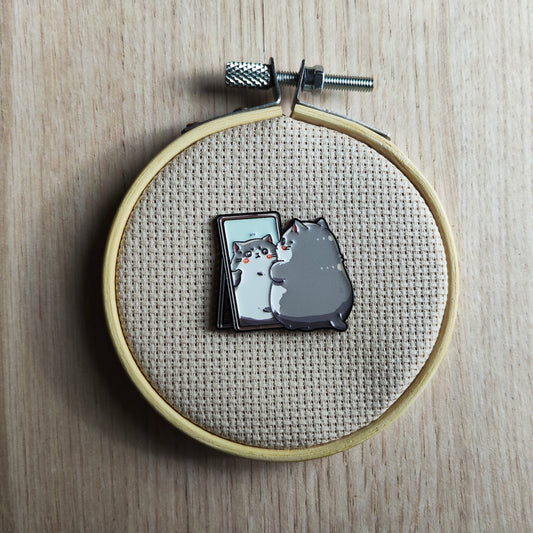 Pin's Chat gris et miroir animal