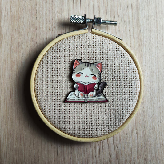 Pin's Chat cute avec un livre animal