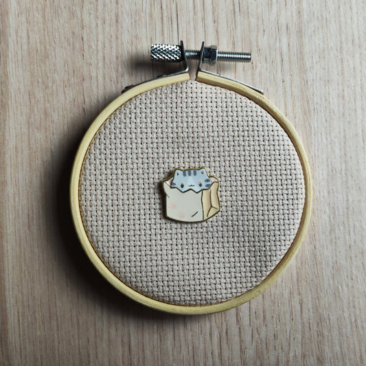 Pin's petit chaton tigré gris sac en papier animal félin chat