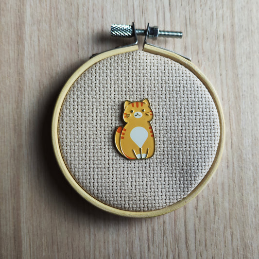 Pin's chat orange tigré roux assis animal félin