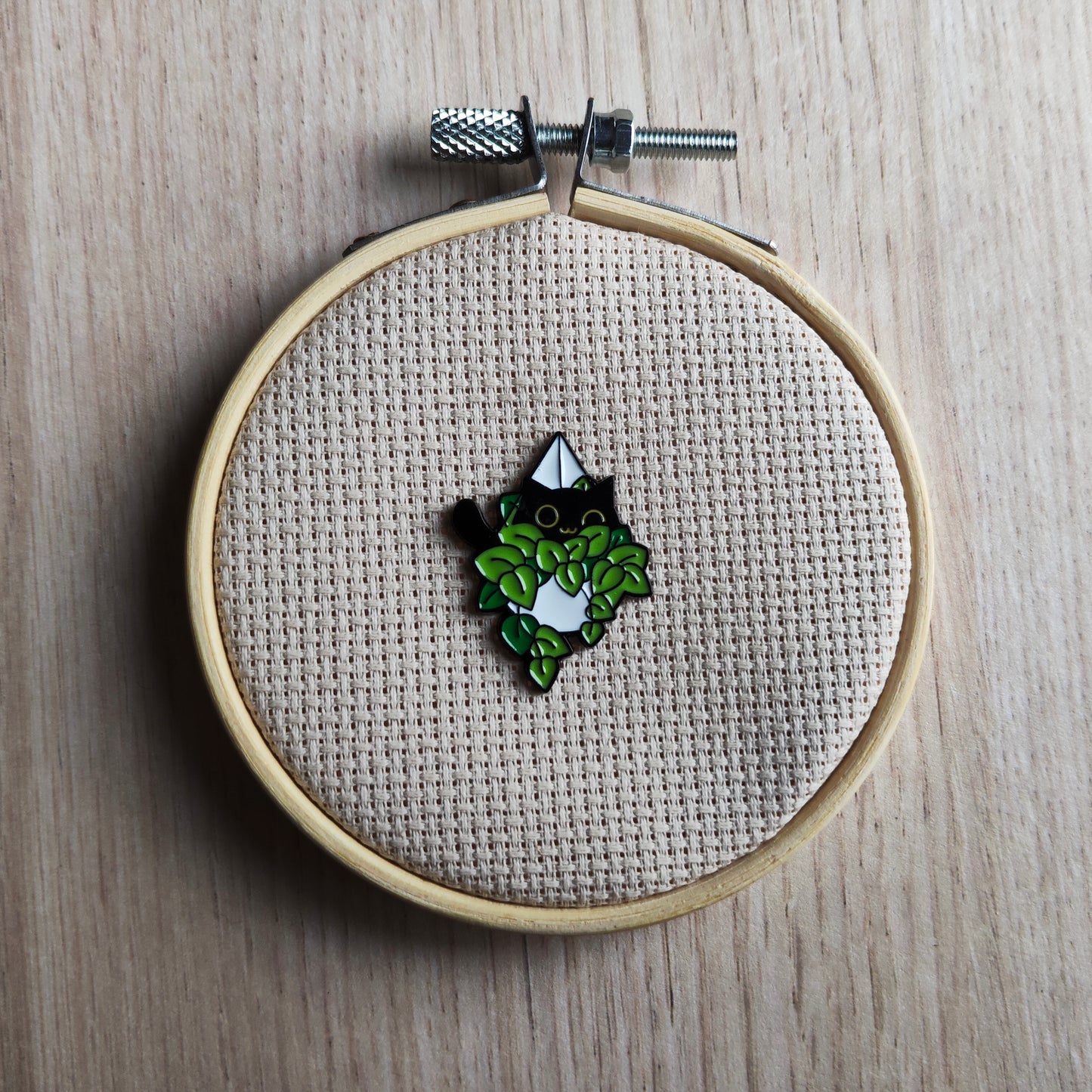 Pin's chat noir plante verte suspension animal