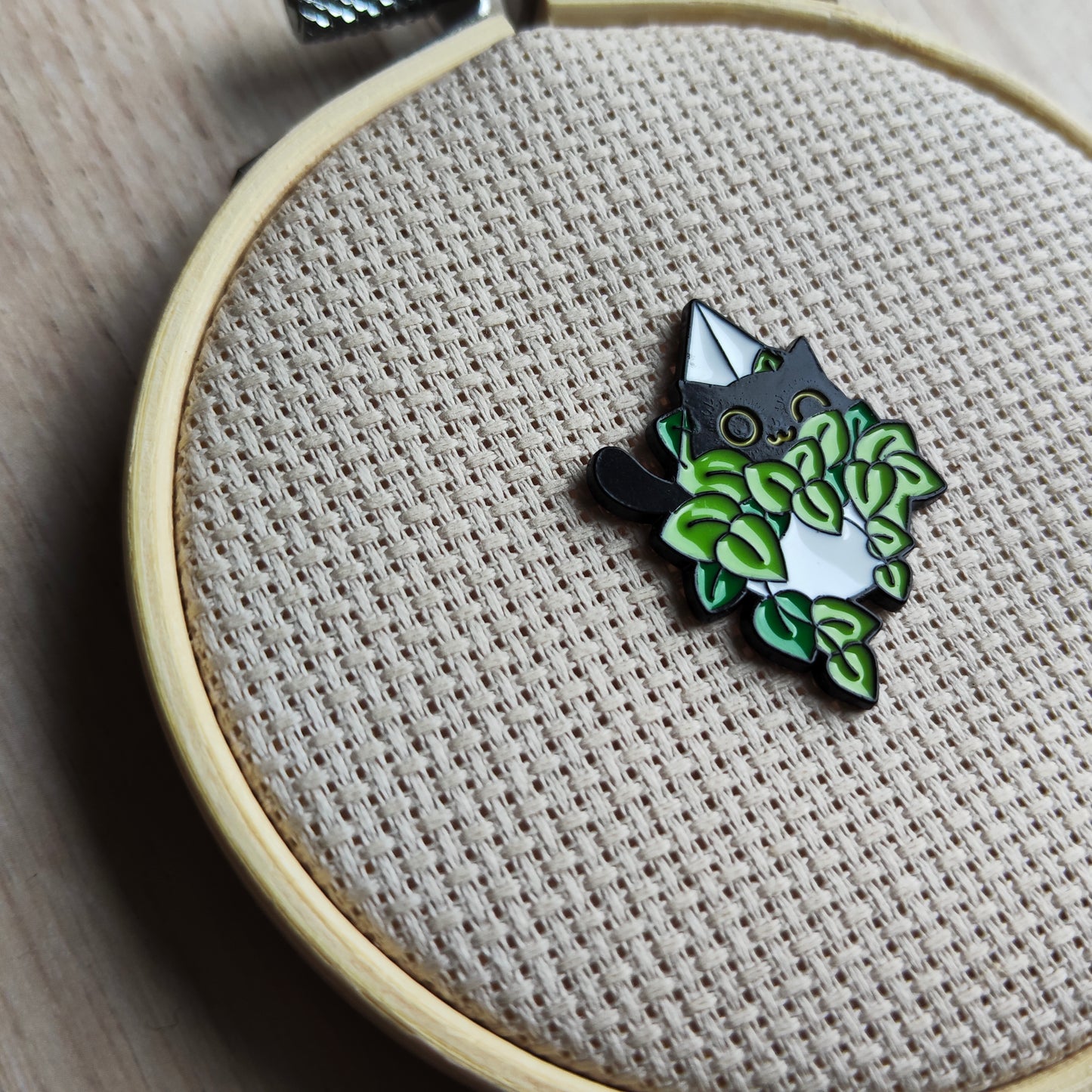 Pin's chat noir plante verte suspension animal