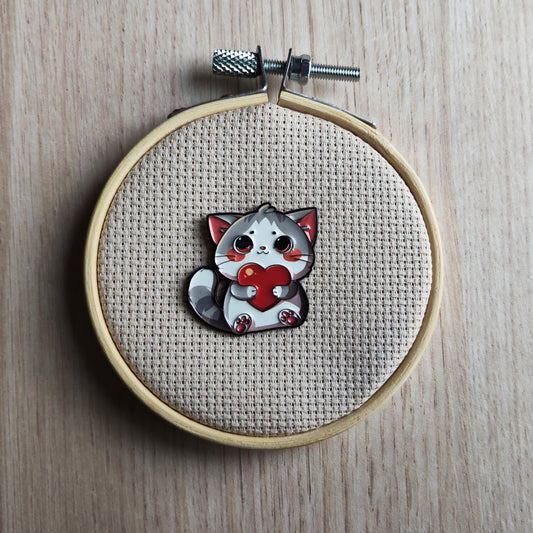 Pin's Chat gris cute et gros cœur rouge animal