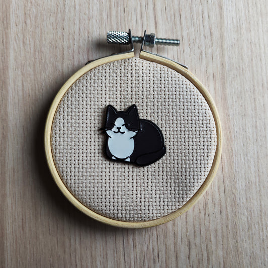 Pin's chat couché blanc et noir animal