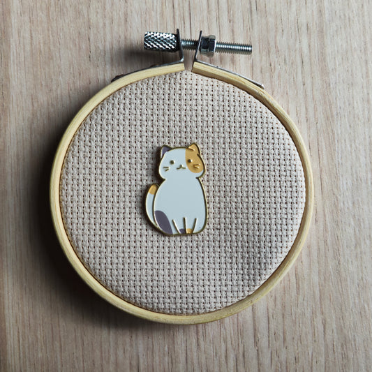 Pin's chat blanc tricolore assis animal félin