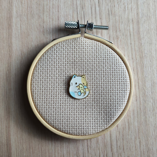 Pin's petit chaton tricolore poisson Animal félin chat