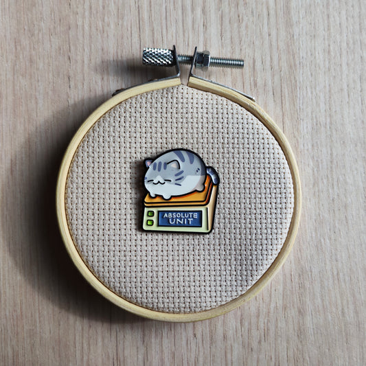 Pin's Chat gris sur balance animal félin