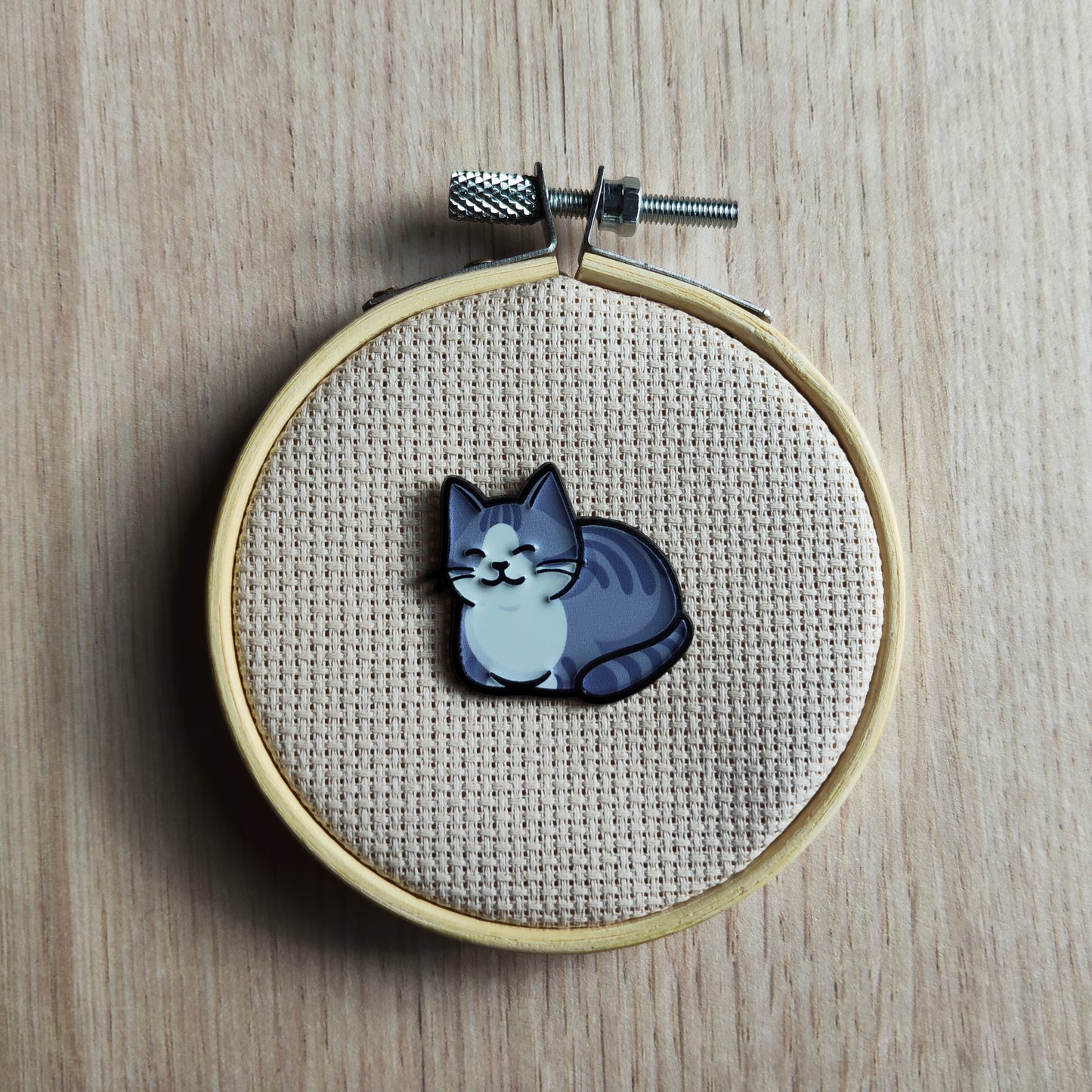 Pin's chat couché Gris tigré animal