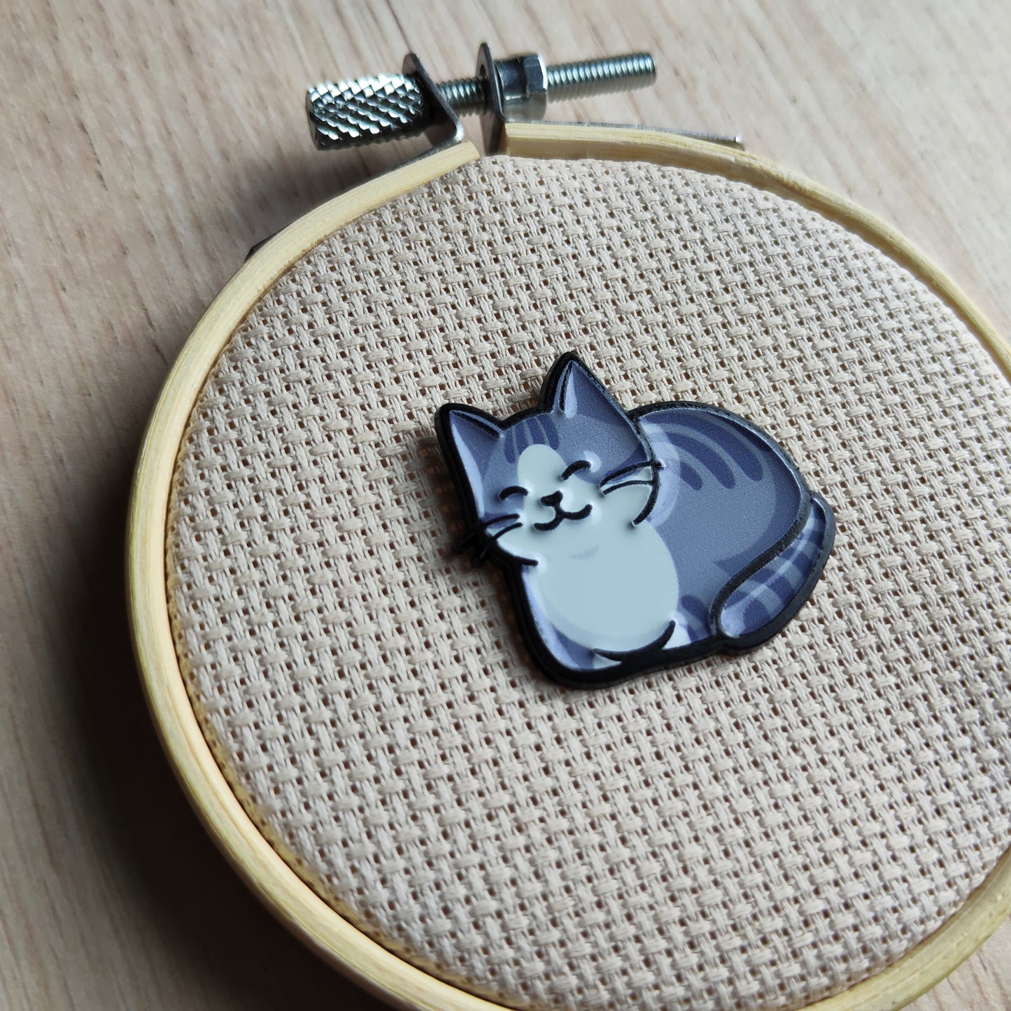 Pin's chat couché Gris tigré animal