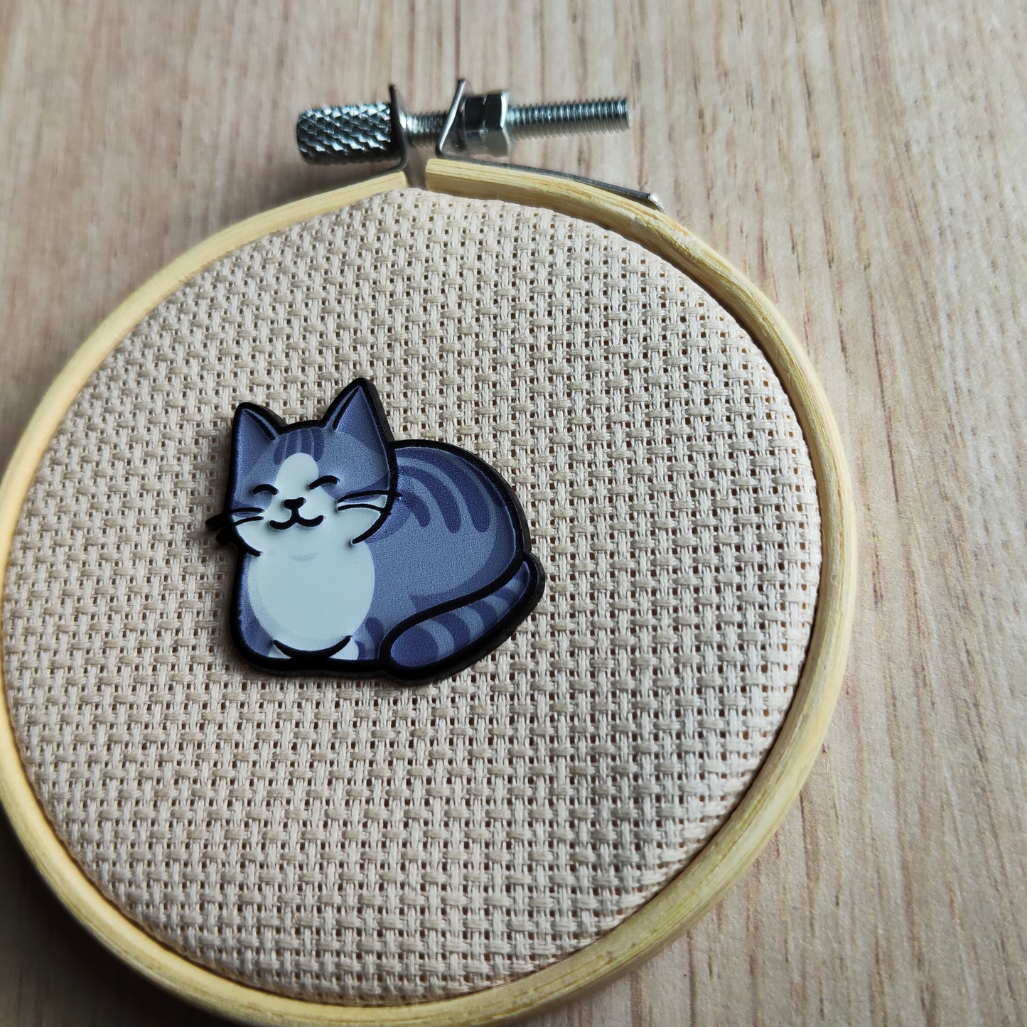 Pin's chat couché Gris tigré animal