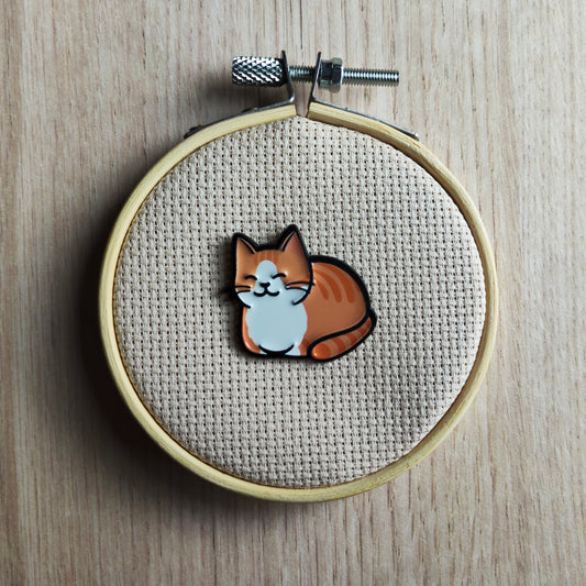 Pin's chat couché Roux tigré animal