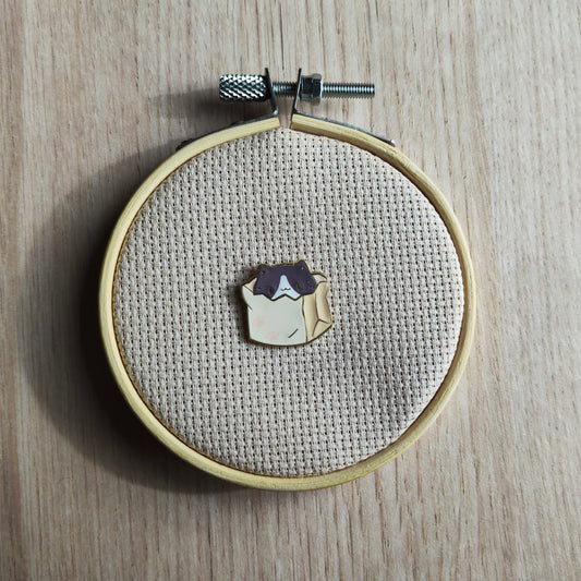 Pin's petit chaton gris foncé blanc sac en papier animal félin chat