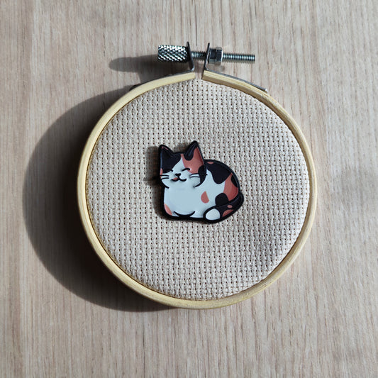 Pin's chat couché couleurs blanc tricolore animal