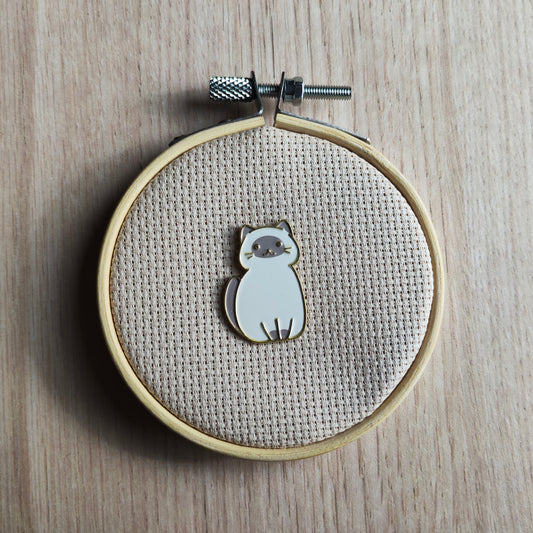 Pin's chat blanc gris Siamois assis animal félin