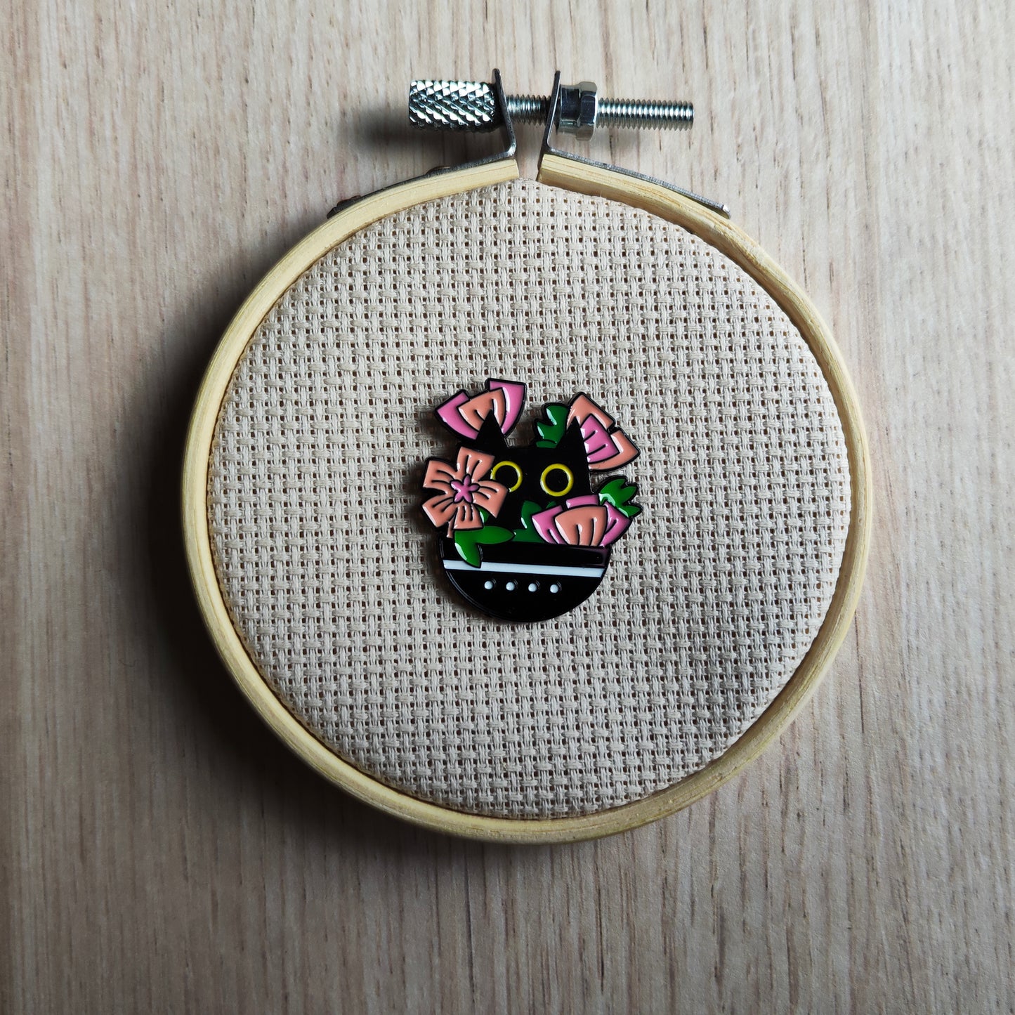 Pin's chat noir plante verte et fleurs rose animal