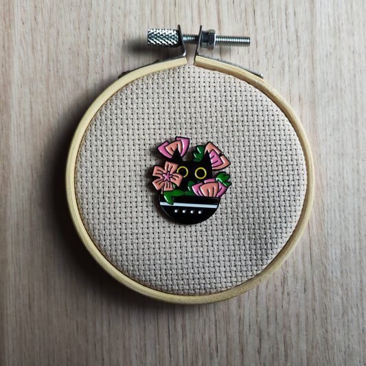 Pin's chat noir plante verte et fleurs rose animal