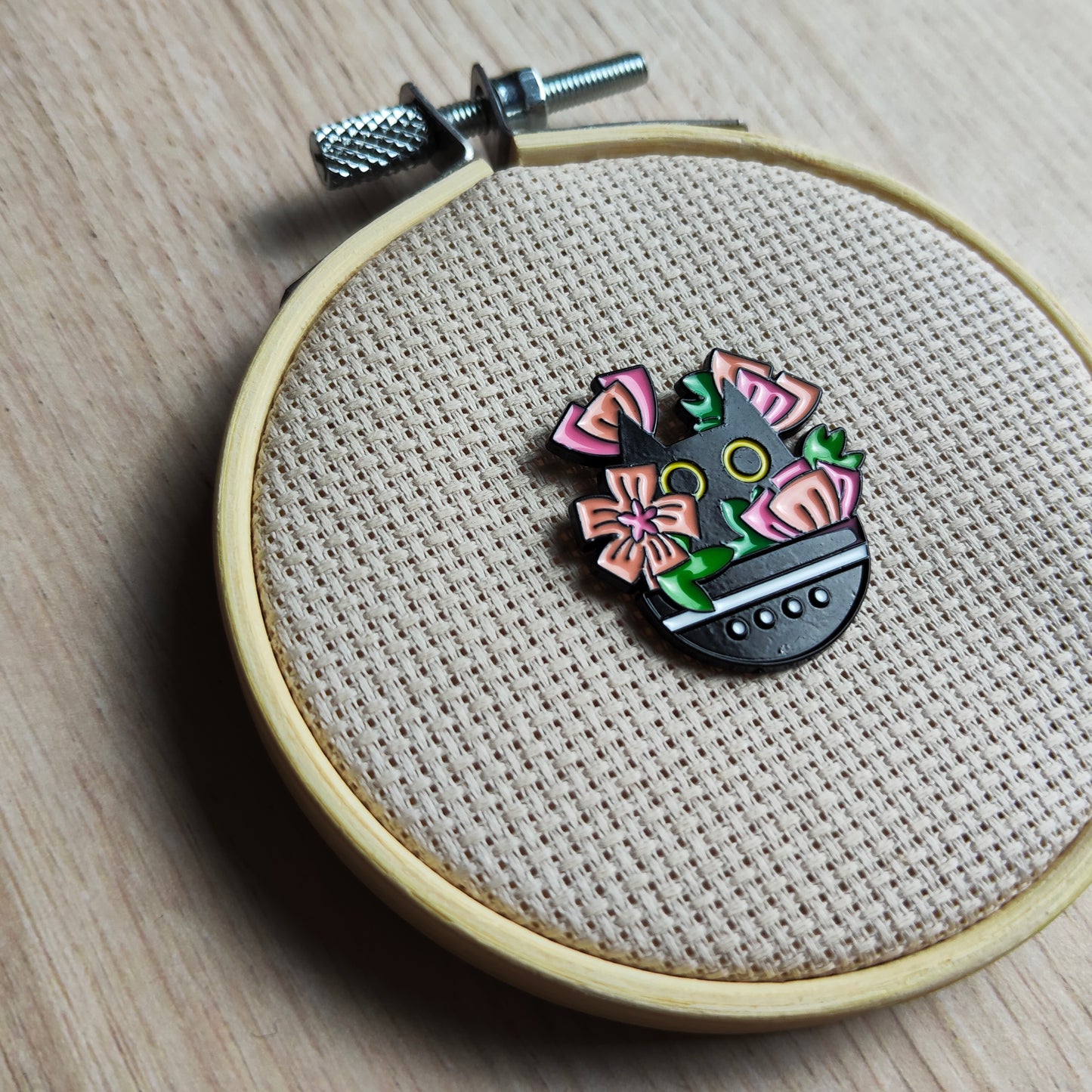 Pin's chat noir plante verte et fleurs rose animal