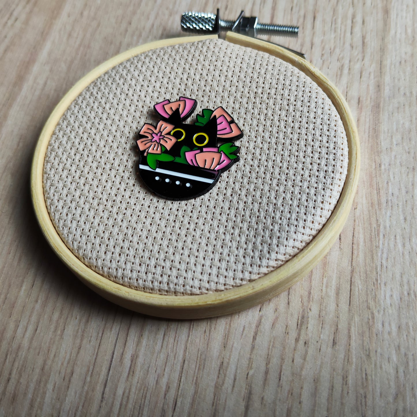 Pin's chat noir plante verte et fleurs rose animal